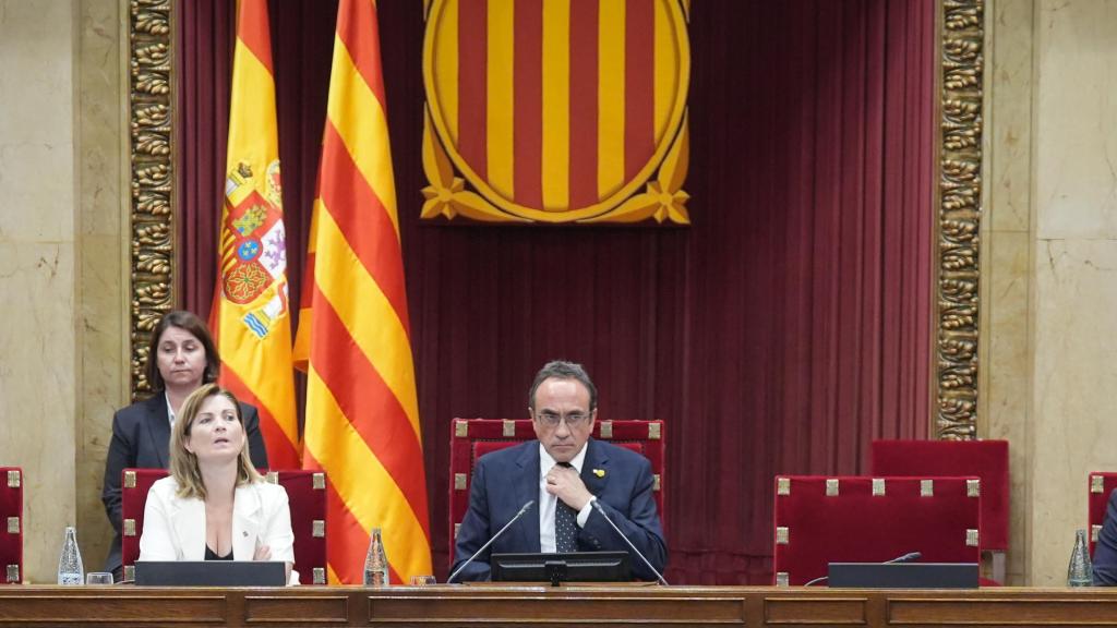 Las banderas española y catalana, tras la Mesa del Parlament, presidida por Josep Rull
