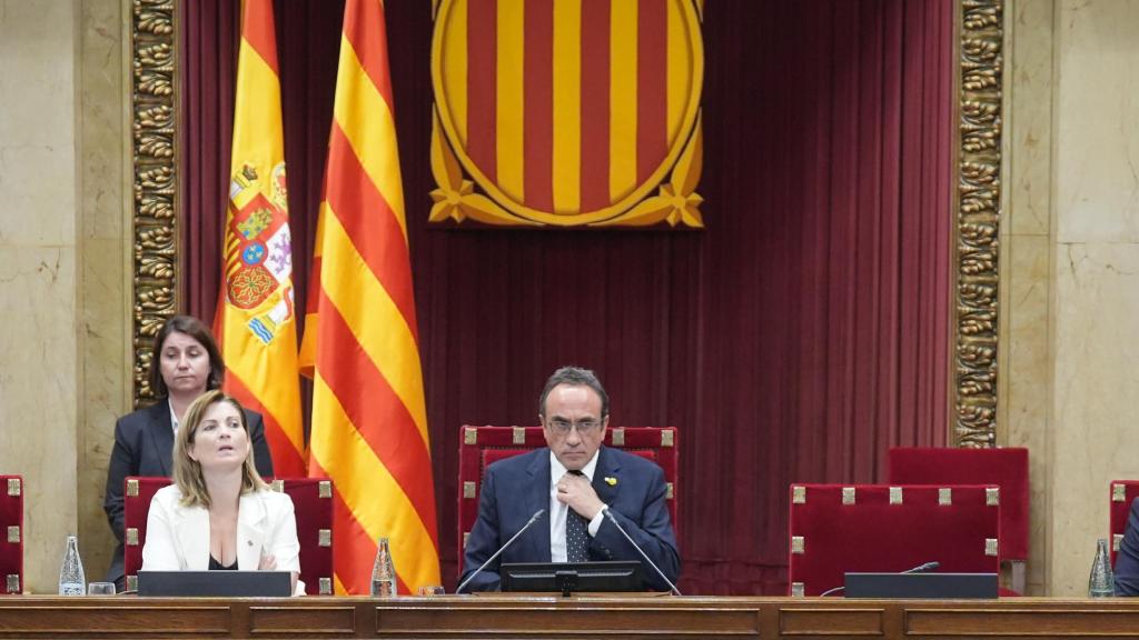 Las banderas española y catalana, tras la Mesa del Parlament, presidida por Josep Rull