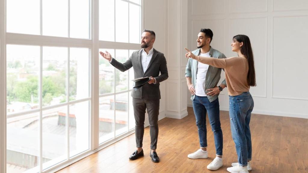 Una pareja visita una vivienda en alquiler