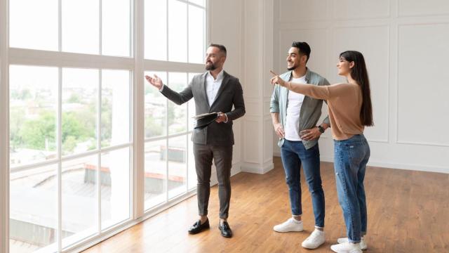 Una pareja visita una vivienda en alquiler