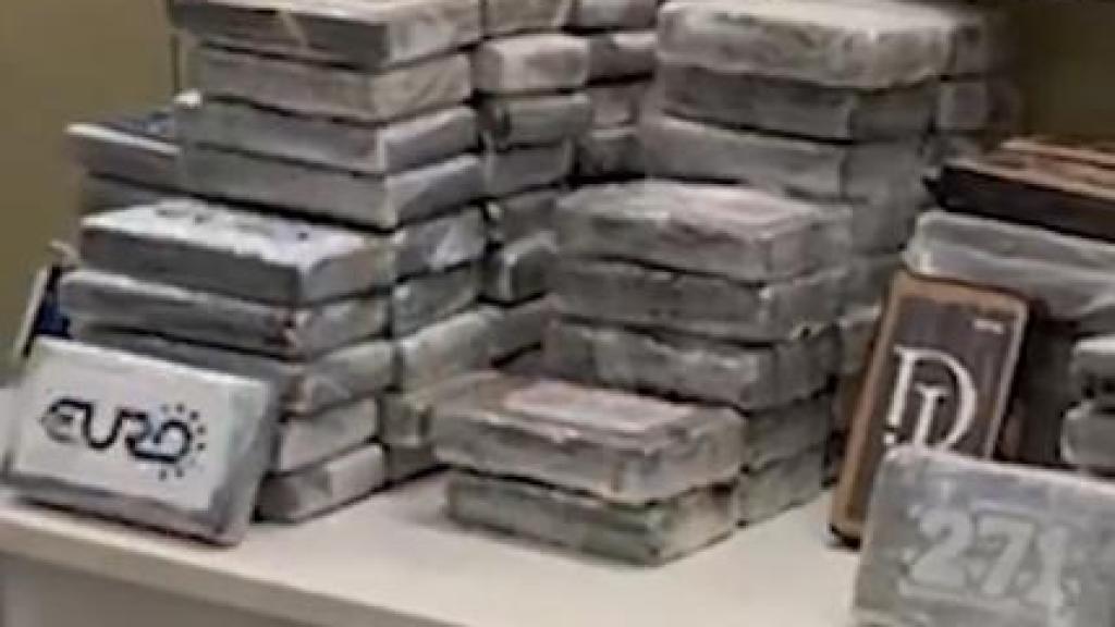 Parte de la droga encontrada en un camión de fruta