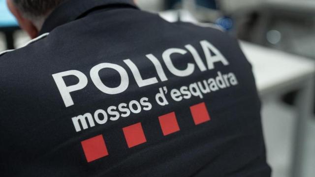 Un mosso d'esquadra en un dispositivo