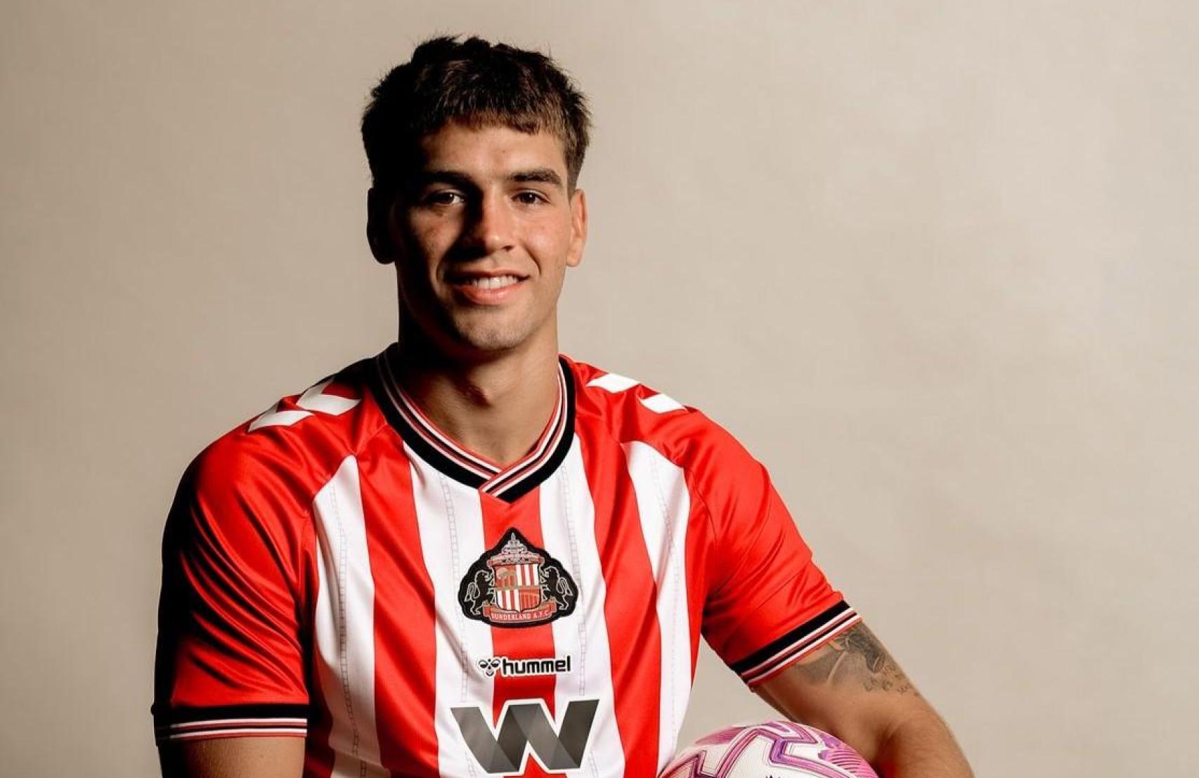 Marc Guiu firma por el Sunderland