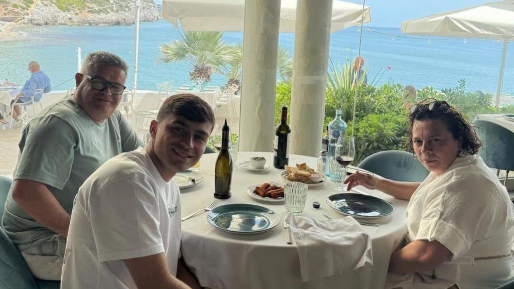 Pedri come con sus padres en La Cúpula del Garraf