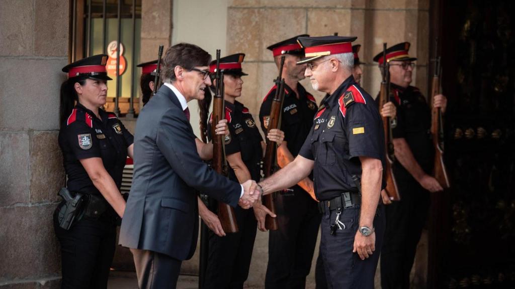 Salvador Illa, saludando a los Mossos tras ser investido presidente