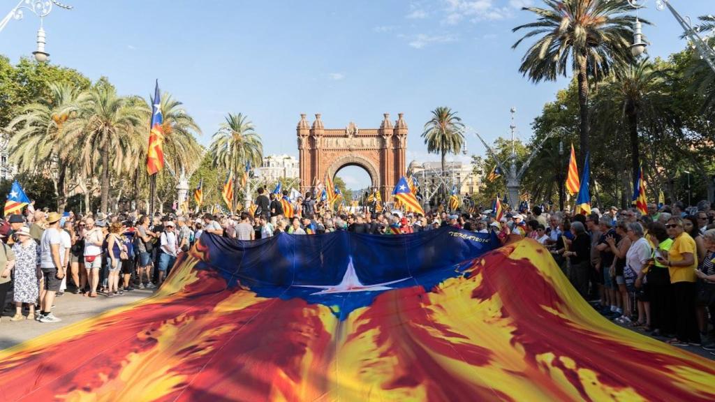 Manifestación independentista en Arc de Triomf, esperando la llegada de Puigdemont