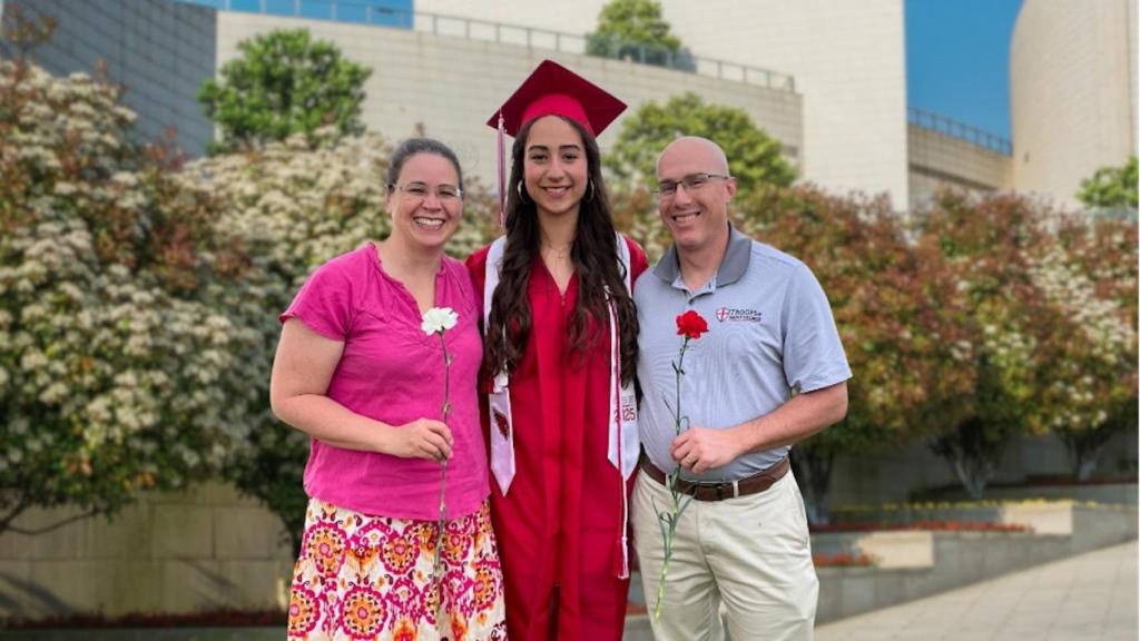 Paloma, de Málaga, acompañada por su host family en el día de su graduación