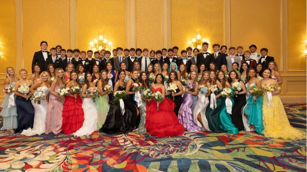 Laura, de Huelva, celebrando junto a sus compañeros de clase el Prom 2024-2025, organizado por su High School