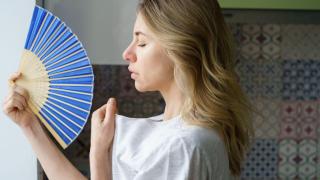 Una persona con un abanico por culpa de la de calor en Cataluña