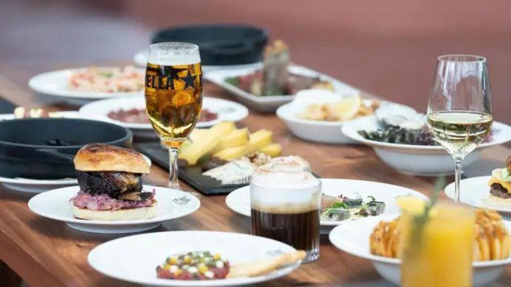 Una mesa con comida y bebida