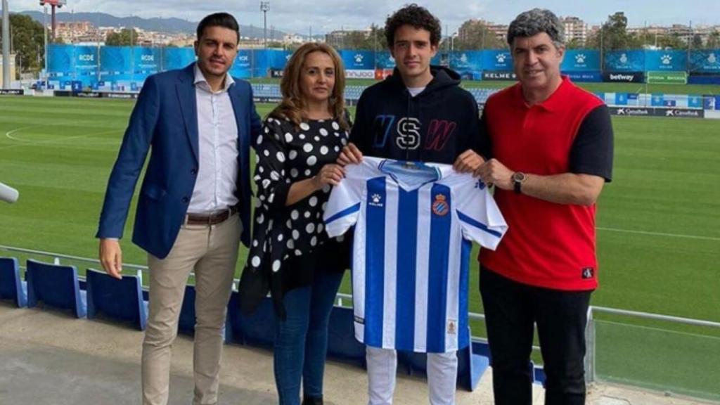 Raúl Dacosta y su familia en su presentación con el RCD Espanyol