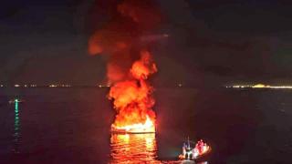 Arde una barca con cuatro ocupantes en Roses