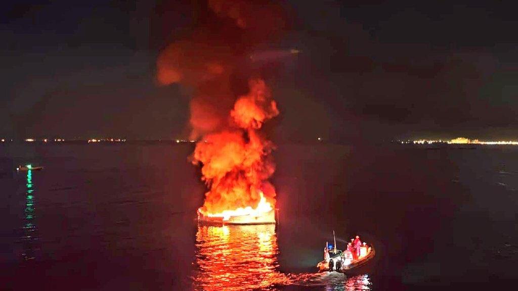 Arde una barca con cuatro ocupantes en Roses