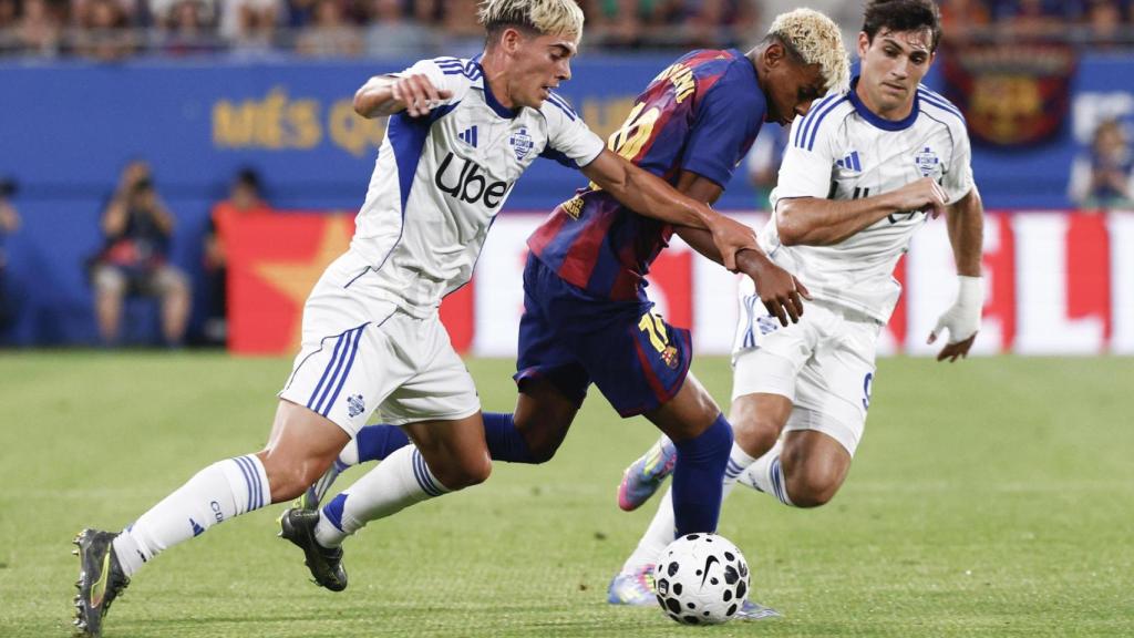 Lamine Yamal regatea a Álex Valle durante el Barça-Como