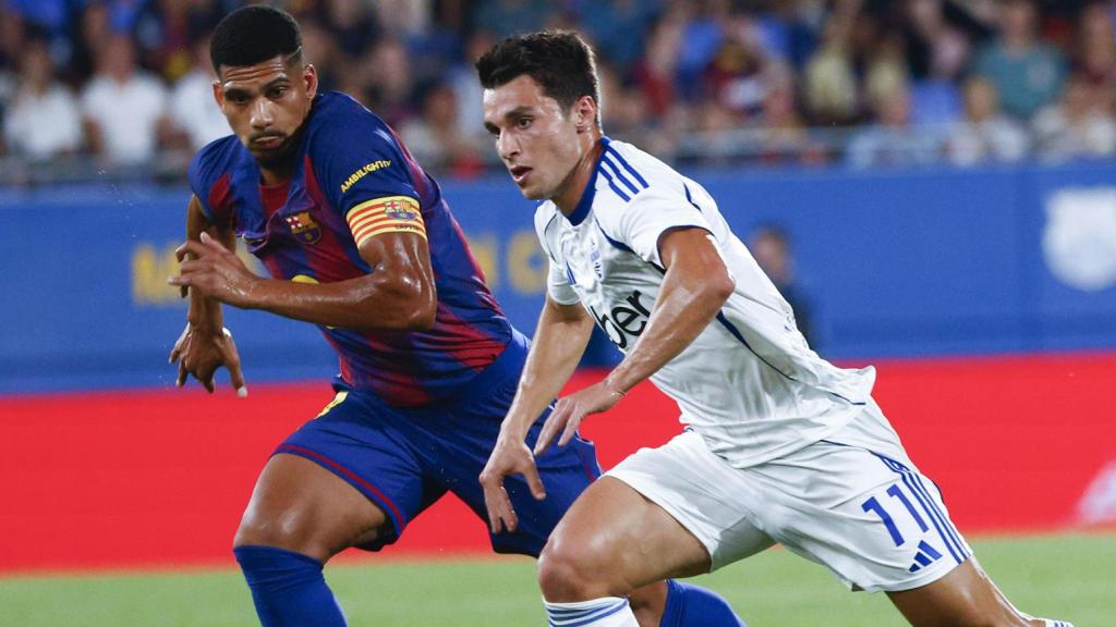 Ronald Araujo intenta frenar a un atacante del Como