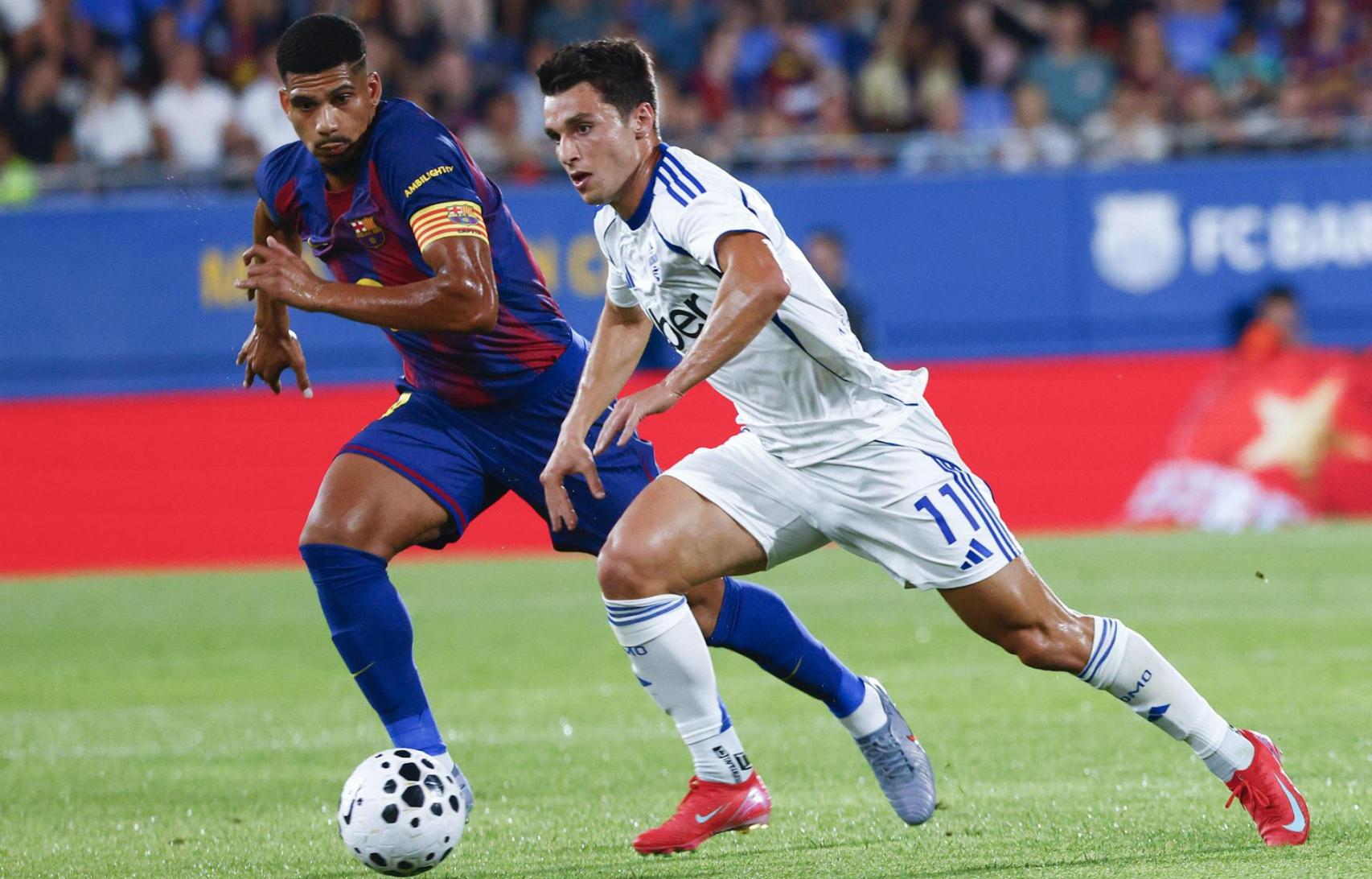 Ronald Araujo intenta frenar a un atacante del Como