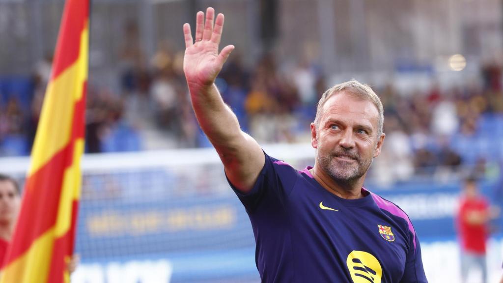 Hansi Flick saluda a la afición del Barça el día del Gamepr