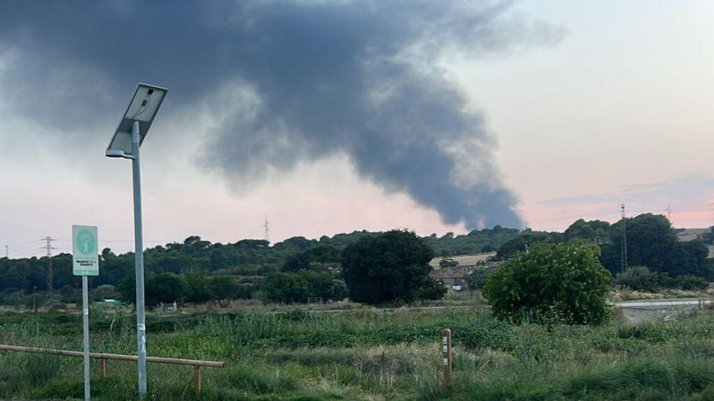 Incendio en una nave ubicada entre Sabadell y Polinyà