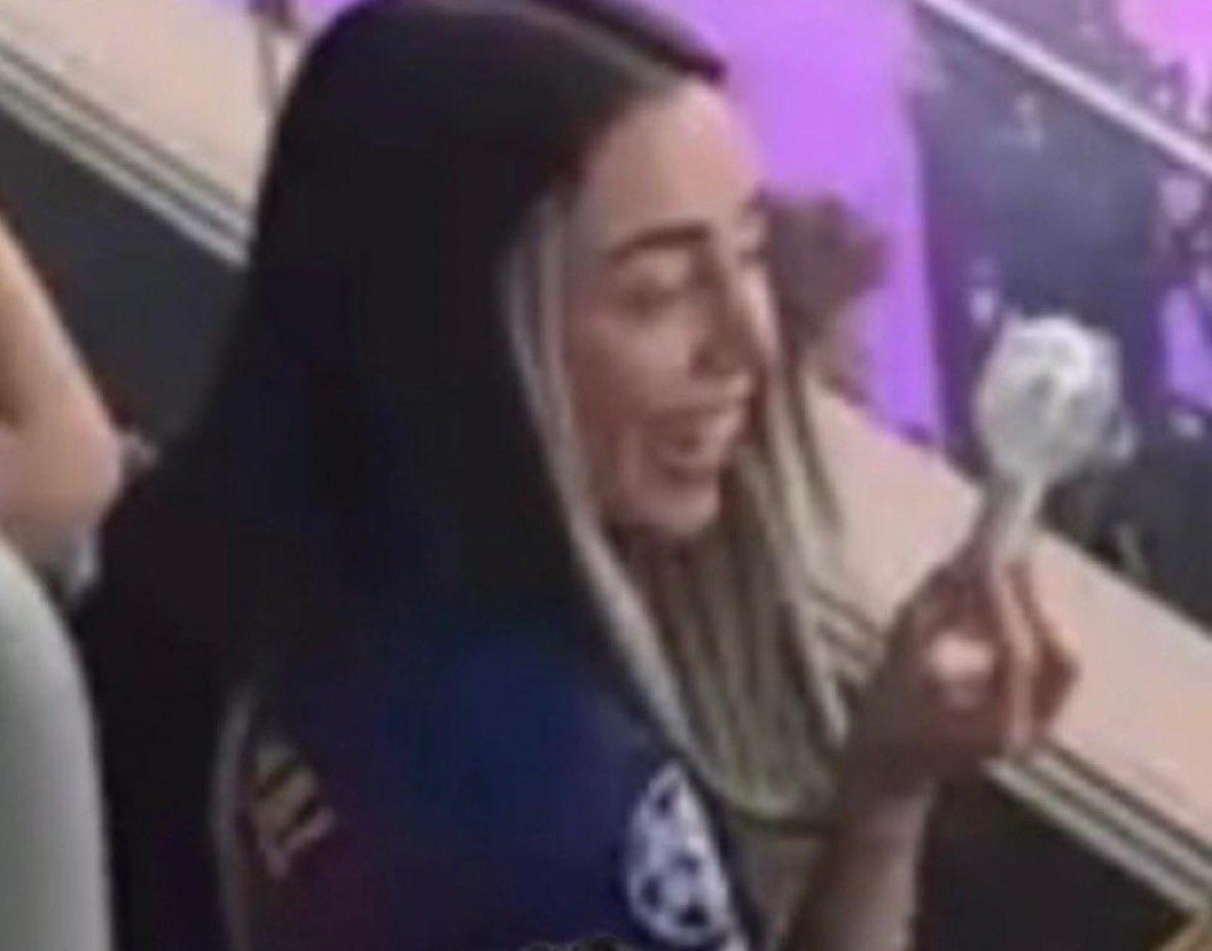 Nicki Nicole, en el palco del Estadi Johan Cruyff, con una camiseta de Lamine Yamal