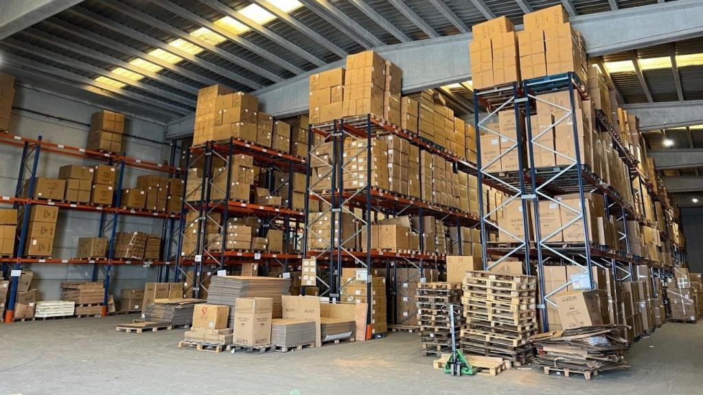 Una de las naves industriales registradas por la Policía Nacional en un operativo contra un grupo dedicado a la comercialización de muebles de diseño falsificados