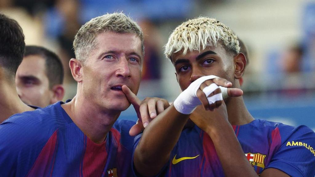 Robert Lewandowski y Lamine Yamal bromean en la presentación del Gamper