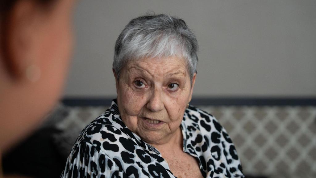 Conxita Palau, usuaria de Casal TV de Suara Cooperativa, atiende a Crónica Global en su domicilio