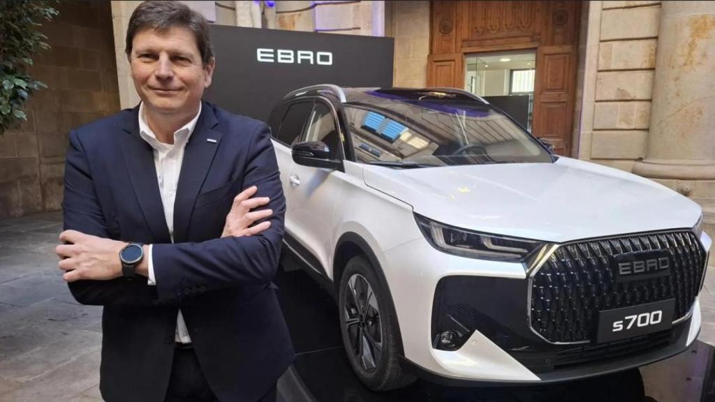 El CEO de Ebro, Pedro Calef, junto con el nuevo SUV S700