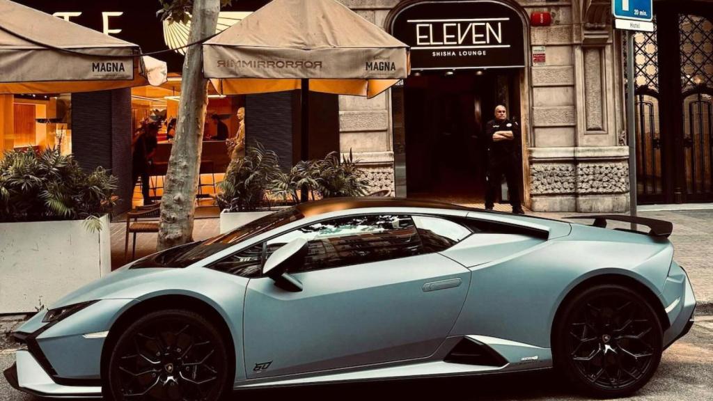 Deportivo aparcando a la puerta del Eleven Shicha Lounge