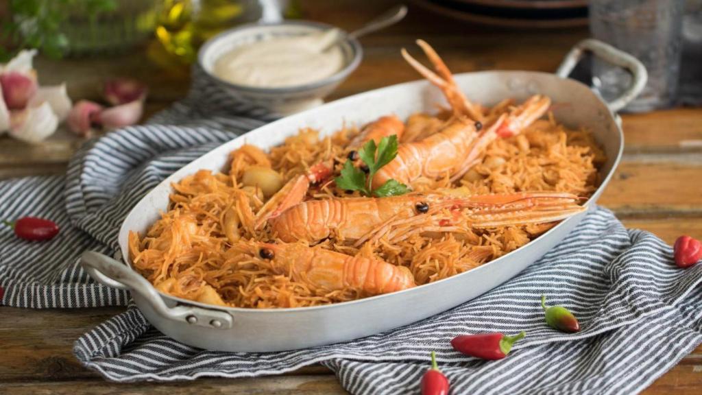 Imagen de fideua con sepia y cigalas