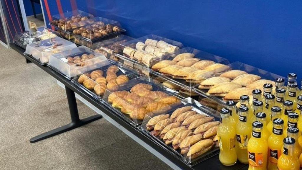 El Barça deja desayuno a los periodistas en la sala de prensa de la Ciutat Esportiva
