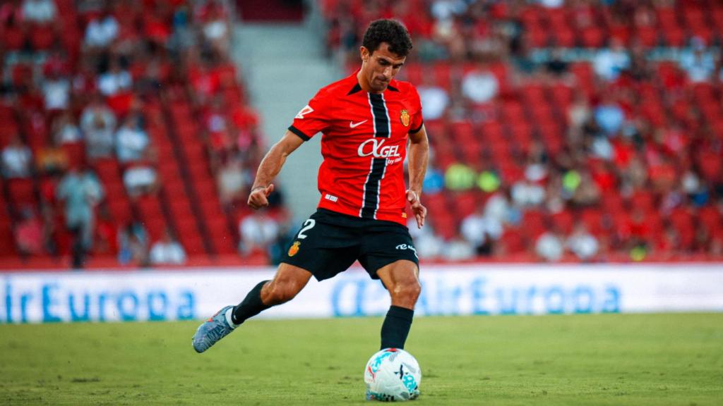 Mateu Morey con la primera equipación del RCD Mallorca para la temporada 2025-2026