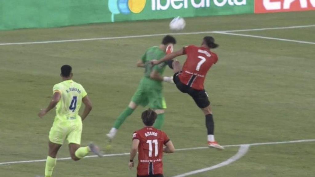 La dura entrada de Muriqi sobre Joan García