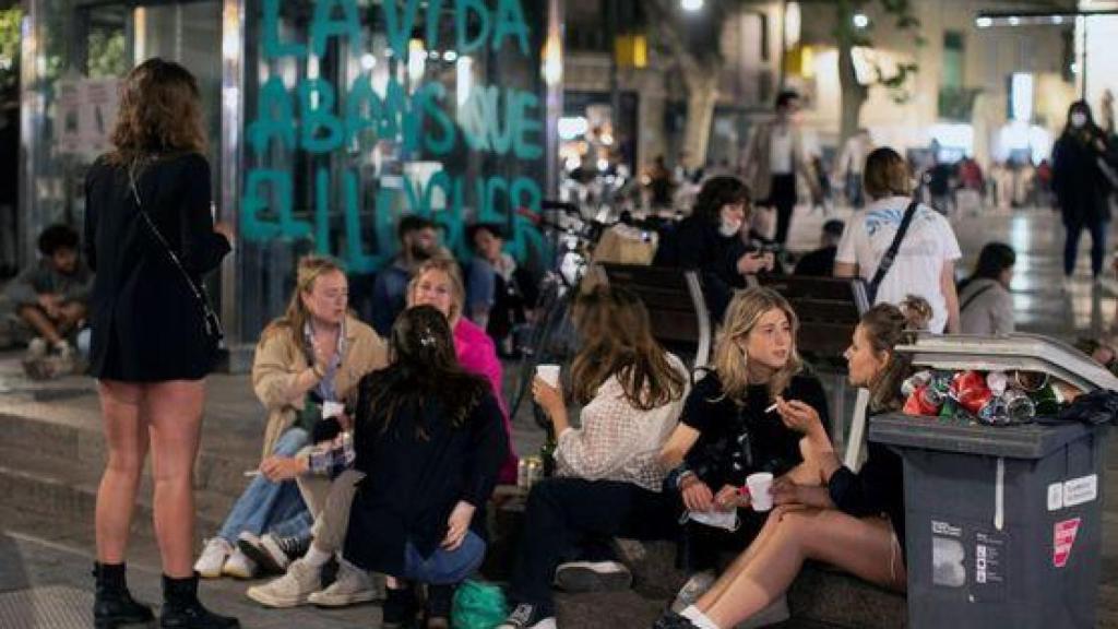 Un grupo de jóvenes hace botellón en las calles de Barcelona