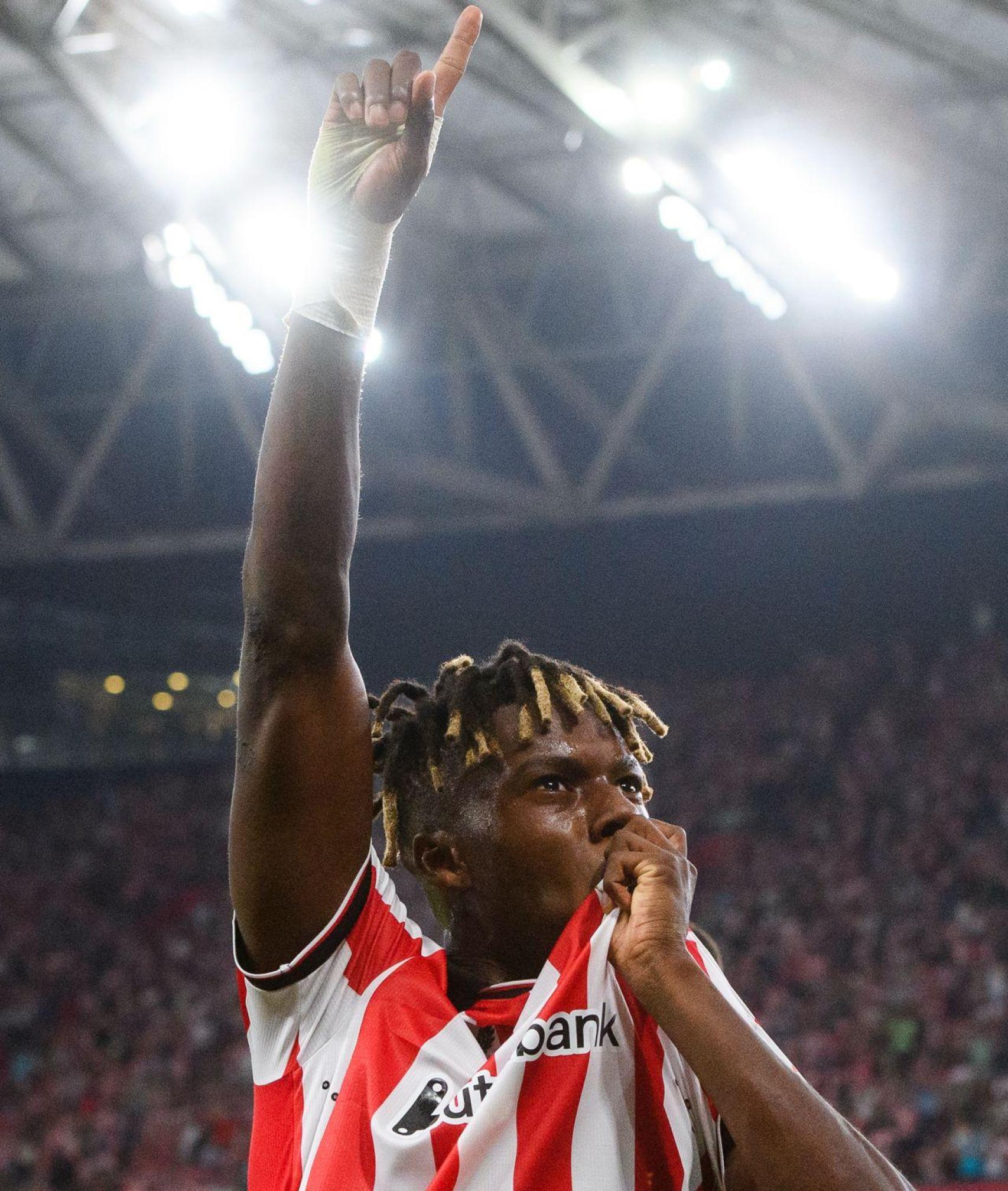 Nico Williams se besa el escudo ante San Mamés