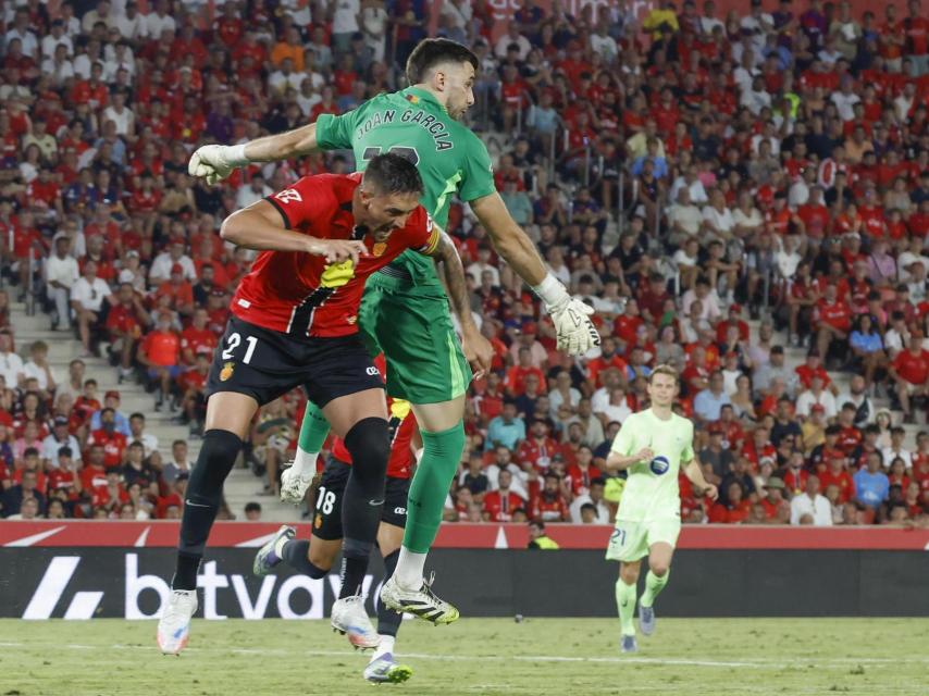 Joan García disputa un balón con Raíllo, del Mallorca