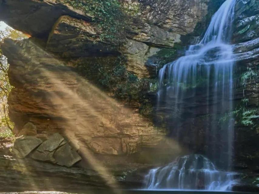 Cascada de roca perforada en municipio catalán