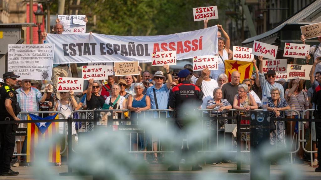 Los ultranacionalistas 'revientan' el homenaje a las víctimas del 17A