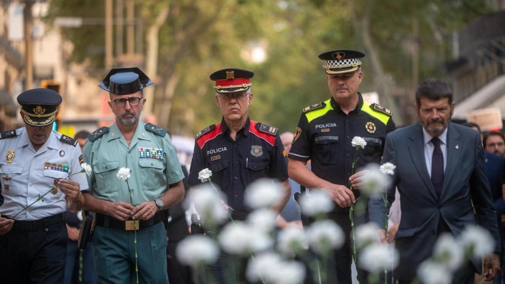 Los distintos cuerpos policiales presentes en el homenaje a las víctimas del 17A