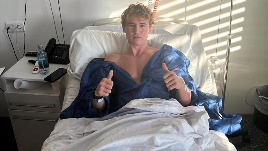 Adrian Gill en el hospital tras su lesión de ligamentos cruzados en 2023