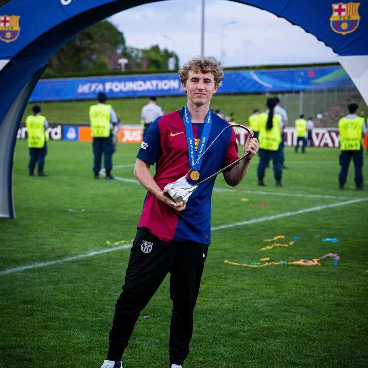 Adrian Gill con el trofeo de la UEFA Youth League la temporada pasada