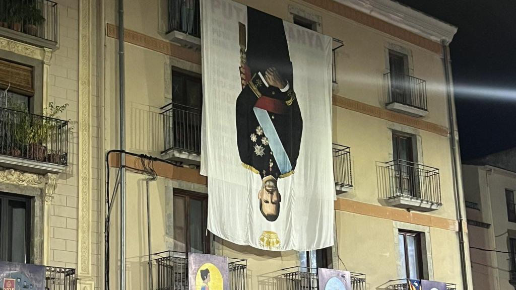 El retrato de Felipe VI, boca abajo, en Amer