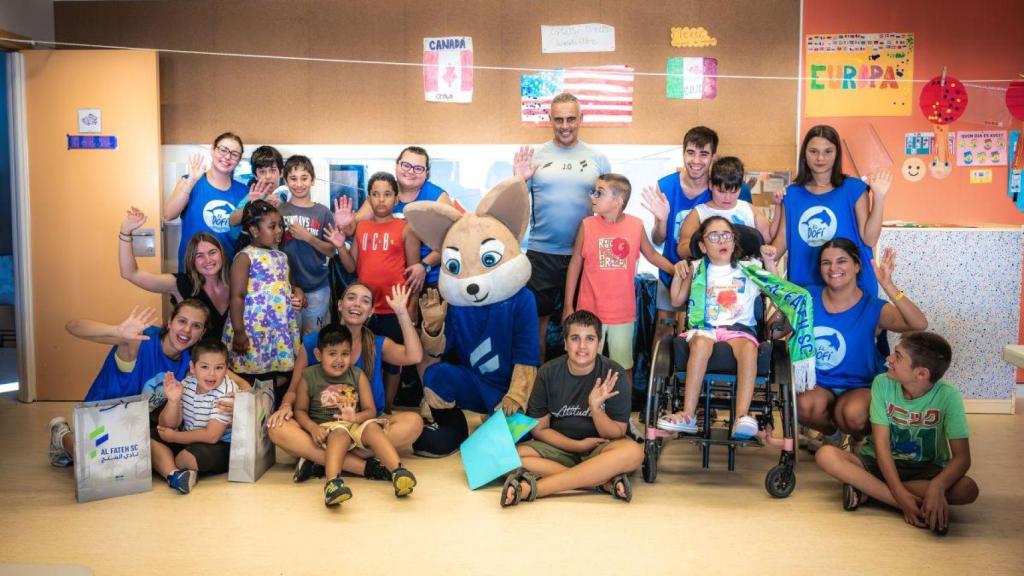 El club de fútbol saudí Al Fateh visita la escuela El Dofi durante su pretemporada en Girona