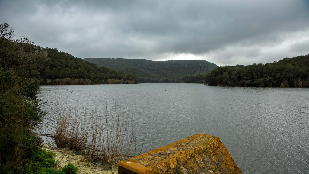 Día lluvioso en el pantà de Foix