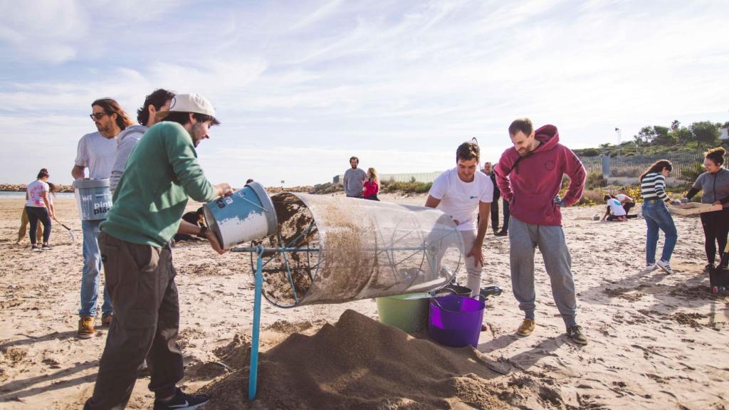 Acción de Good Karma Projects para la limpieza de microplásticos en las playas catalanas