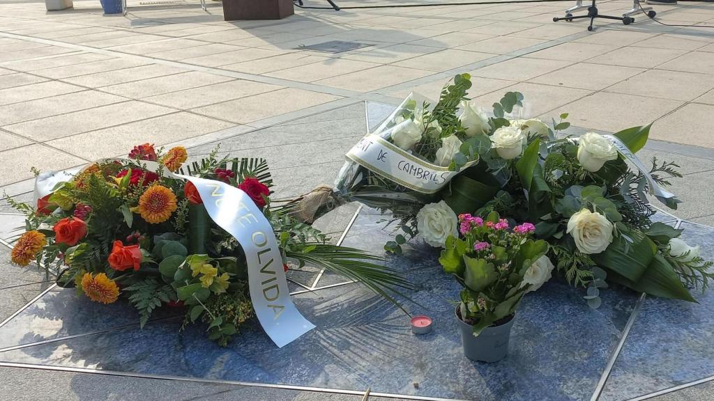 Ofrenda floral a las víctimas del atentado en Cambrils