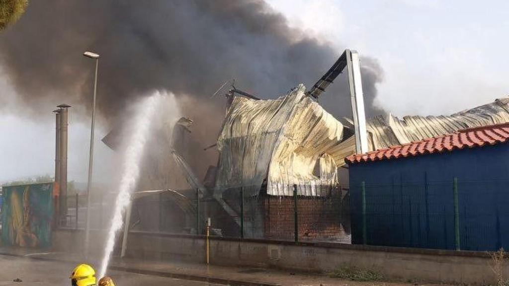 Los Bombers, trabajando en la extinción del incendio industrial de Lliçà de Vall