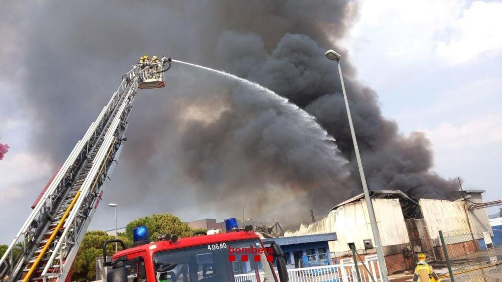 Los Bombers trabajan en la extinción de un incendio en un polígono industrial de Lliçà de Vall