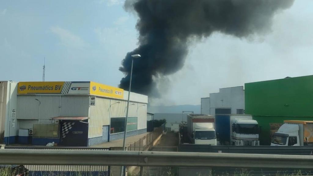 Imagen del incendio del polígono industrial Cantallops, desde la C-155