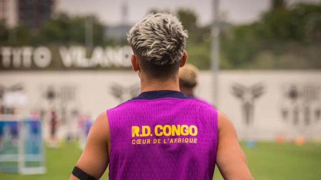 Gavi con el patrocinio del Congo en su camiseta de entrenamiento