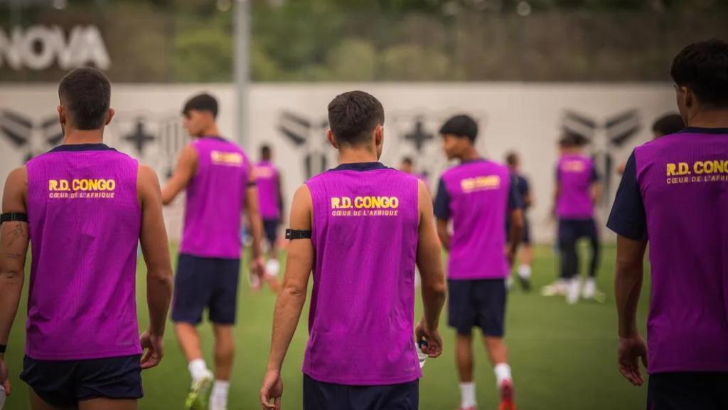 Los jugadores del Barça saltan a entrenar con 'Coeur de l'Afrique' en la espalda